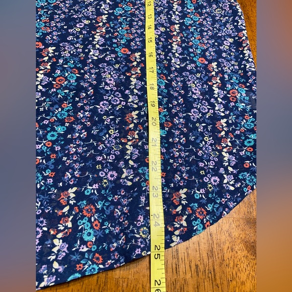 Love on a hanger blouse with crocheted shoulders. Size extra large. - Picture 4 of 10